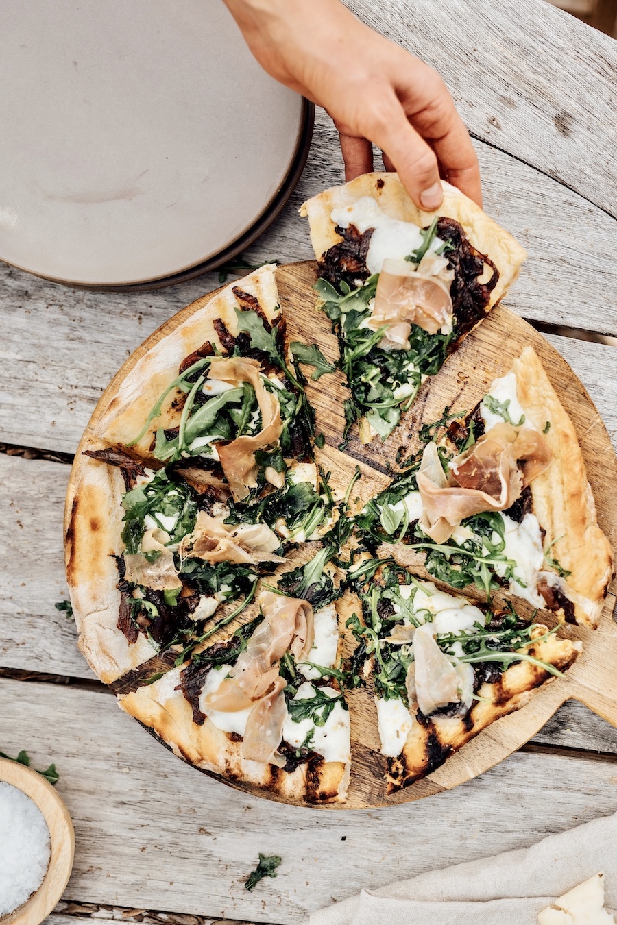 Caramelized Onion and Prosciutto Pizza with Arugula - how to grill a pizza_quick summer dinners