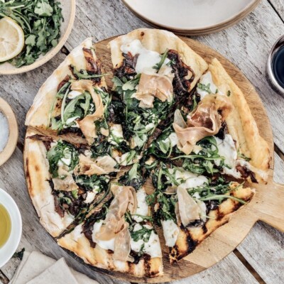 Caramelized Onion and Prosciutto Pizza with Arugula - how to grill a pizza