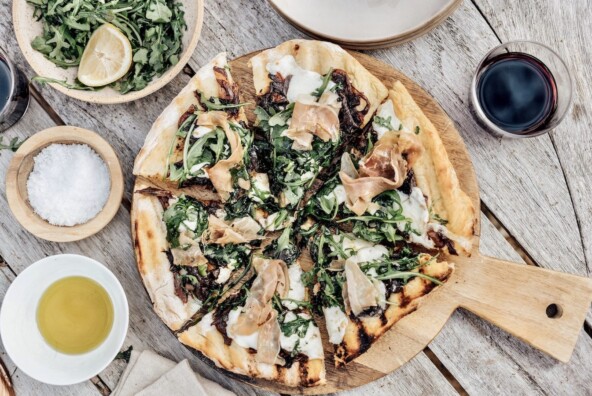 Caramelized Onion and Prosciutto Pizza with Arugula - how to grill a pizza