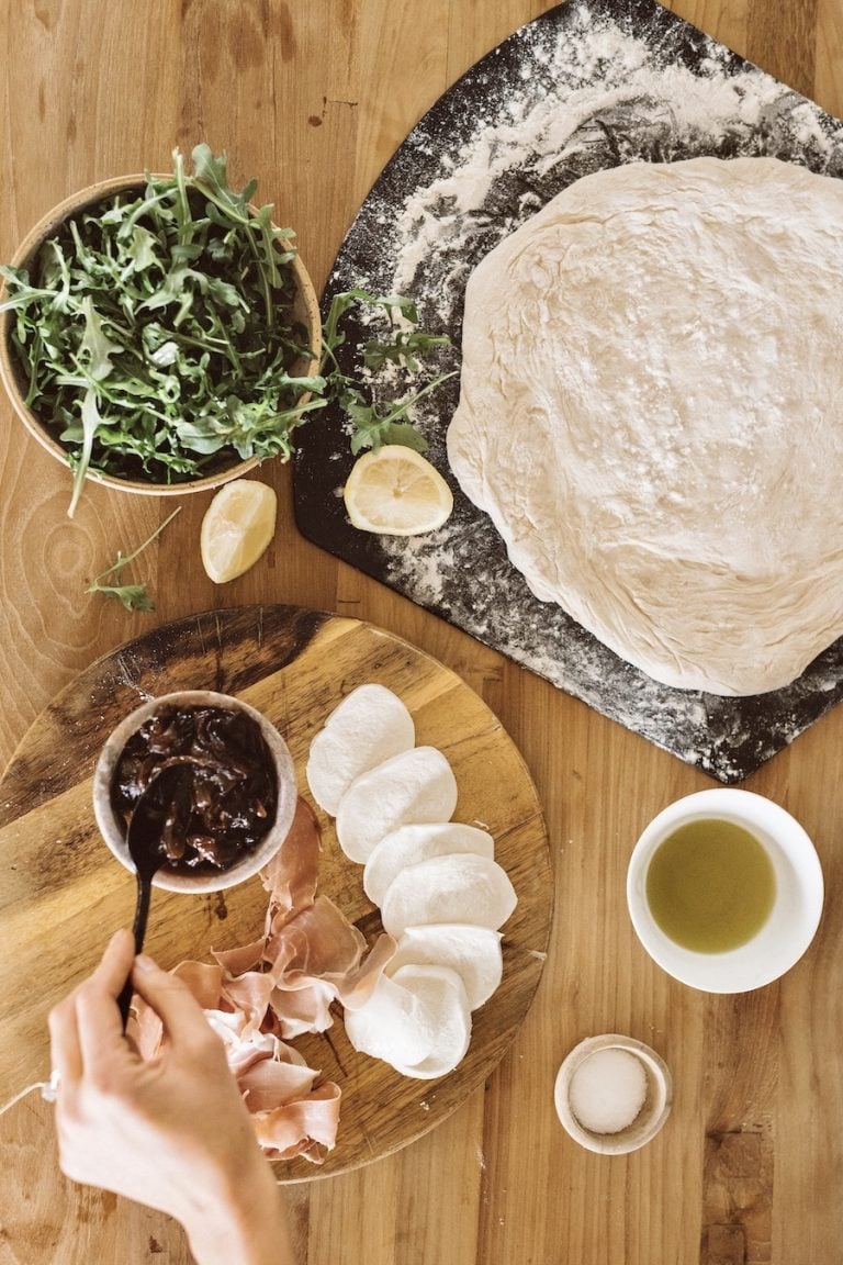 Caramelized Onion and Prosciutto Pizza with Arugula - how to grill a pizza
