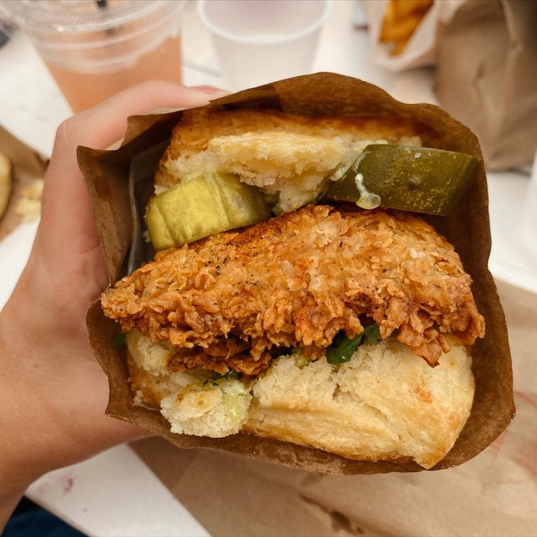 ساندویچ مرغ سرخ شده در بیسکویت پرنده در آستین.