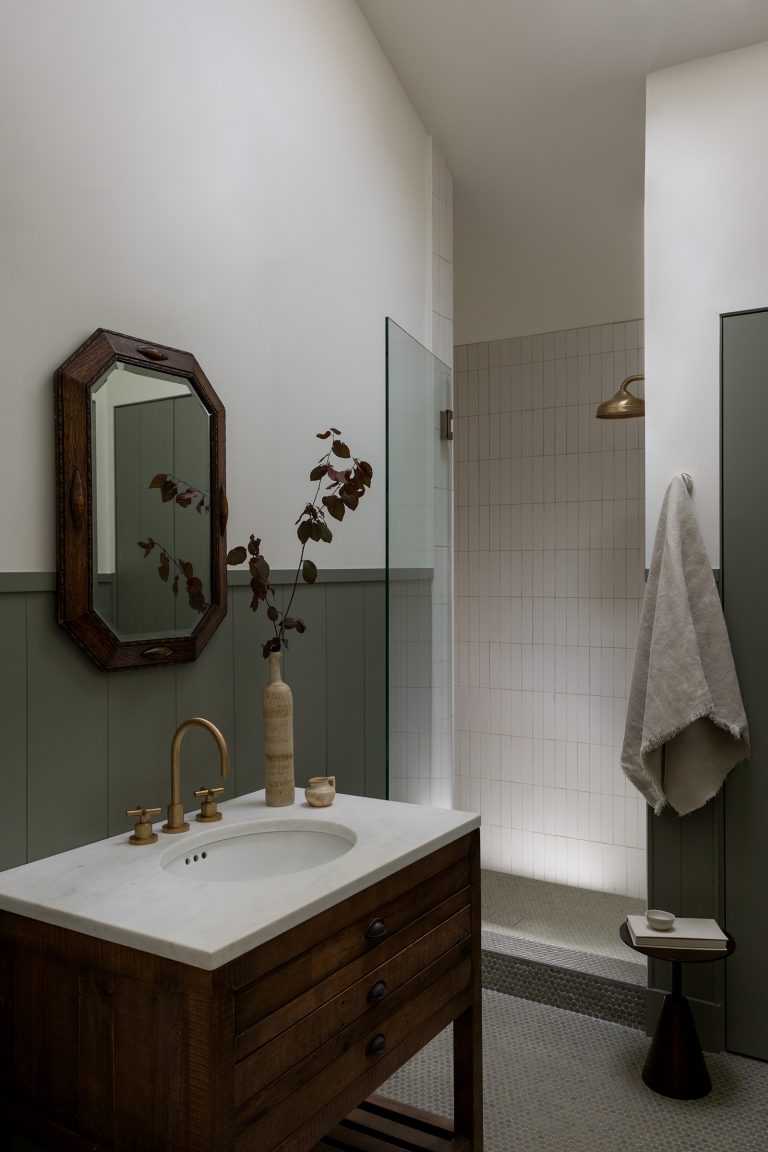 paint colors for small bathrooms