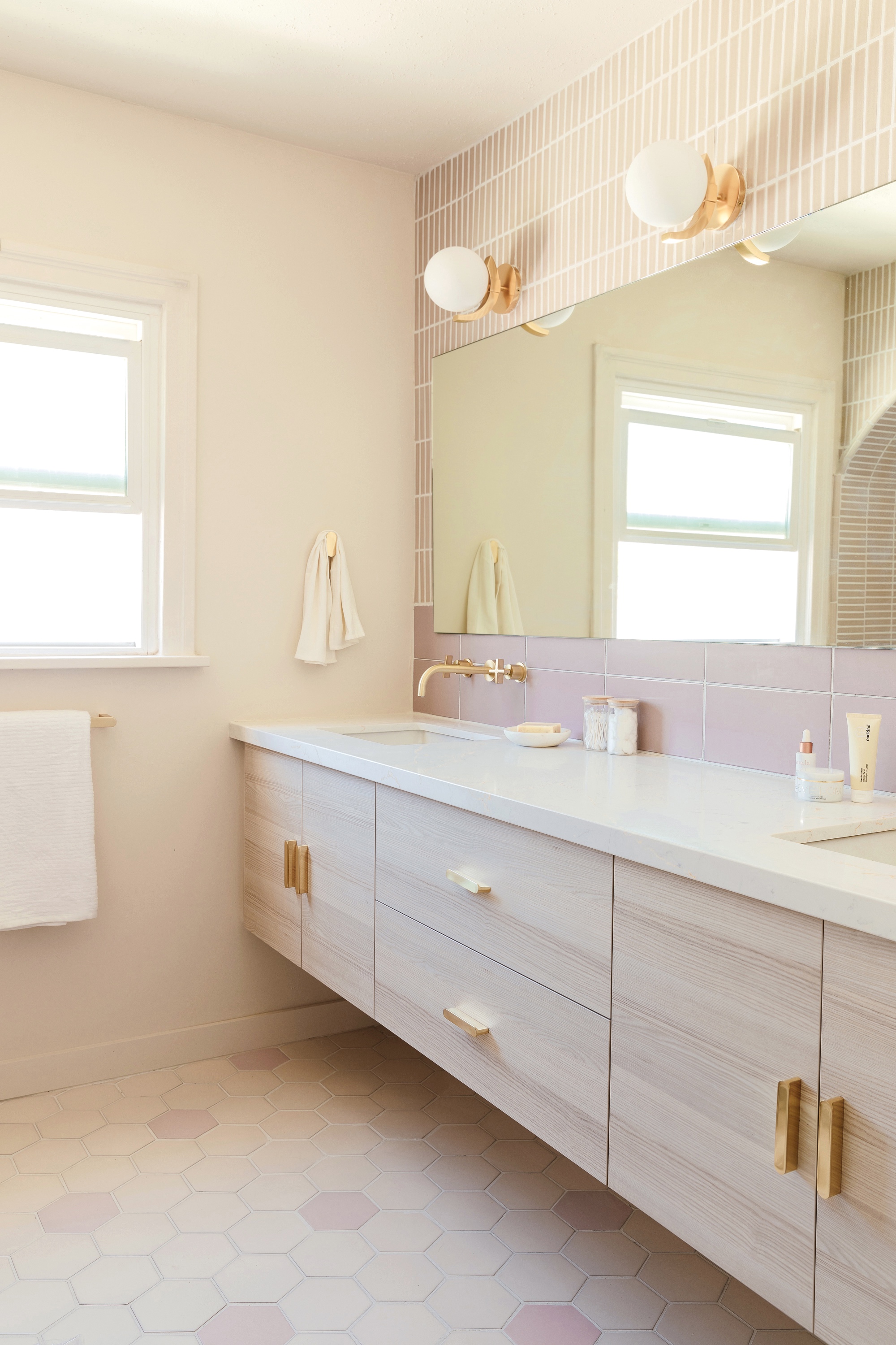 paint colors for small bathrooms