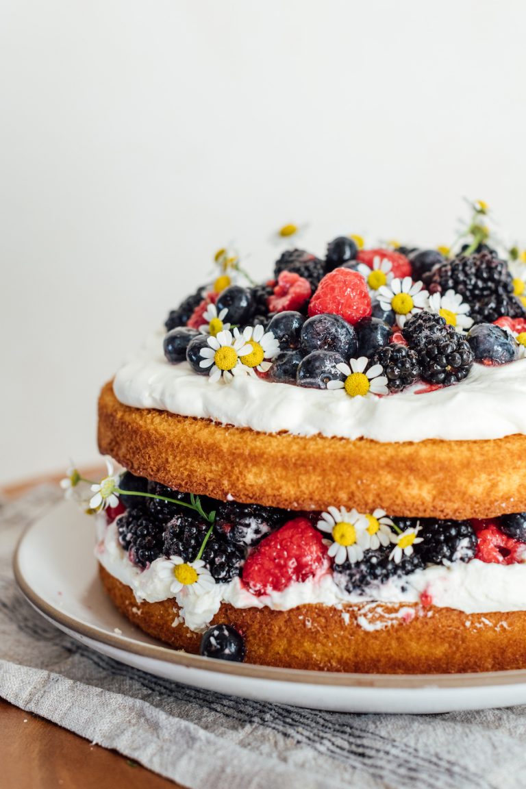 طرز تهیه کیک لایه ای آسان با خامه و انواع توت ها