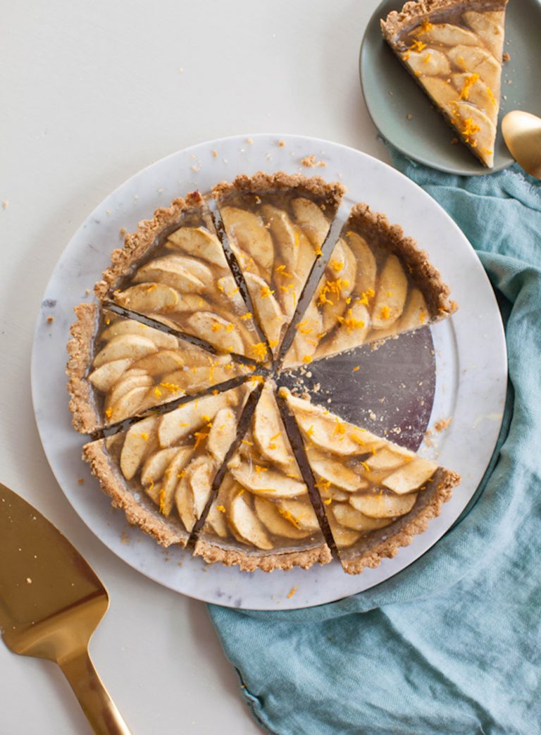 Vegan apple tart with walnut crust 2