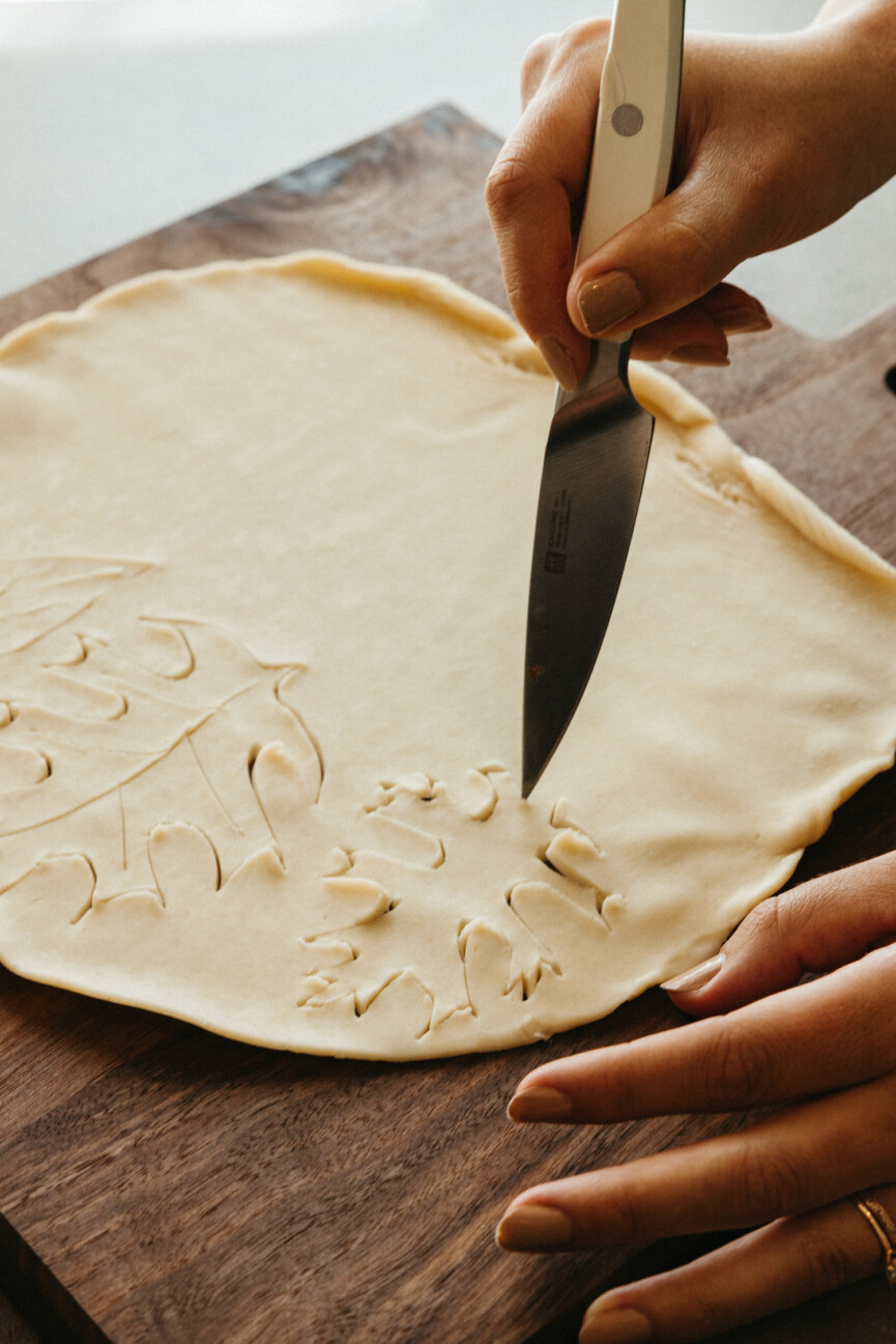 how to make leaf cutouts to top pie crust
