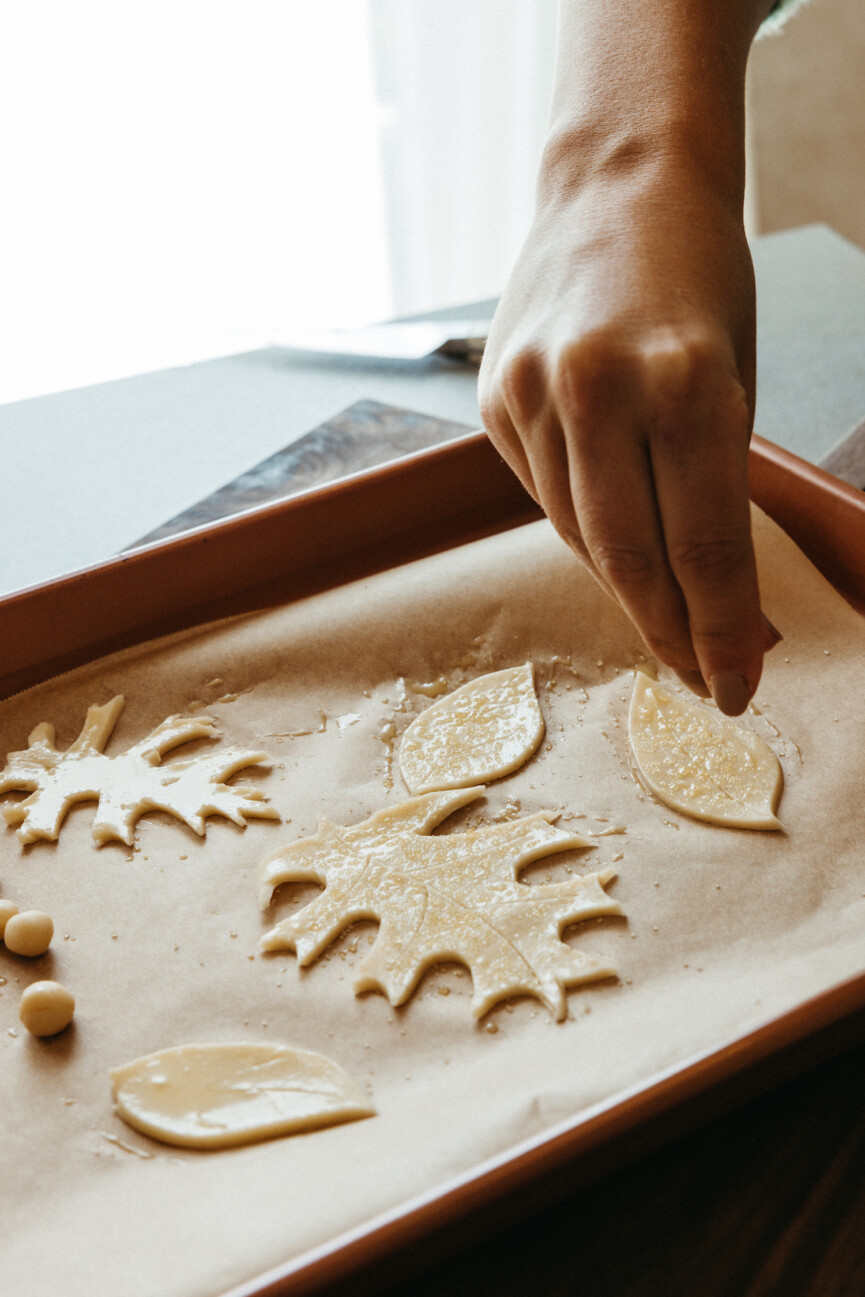how to make leaf cutouts to top pie crust