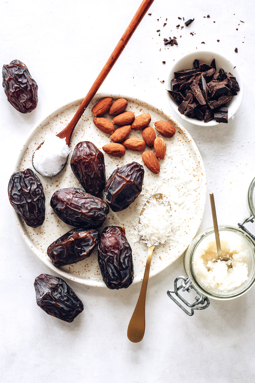 INCREDIBLE-Almond-Joy-Stuffed-Dates-Chocolatey-nutty-just-6-ingredients-required-minimalistbaker-recipe-plantbased-almondjoy-dates-0