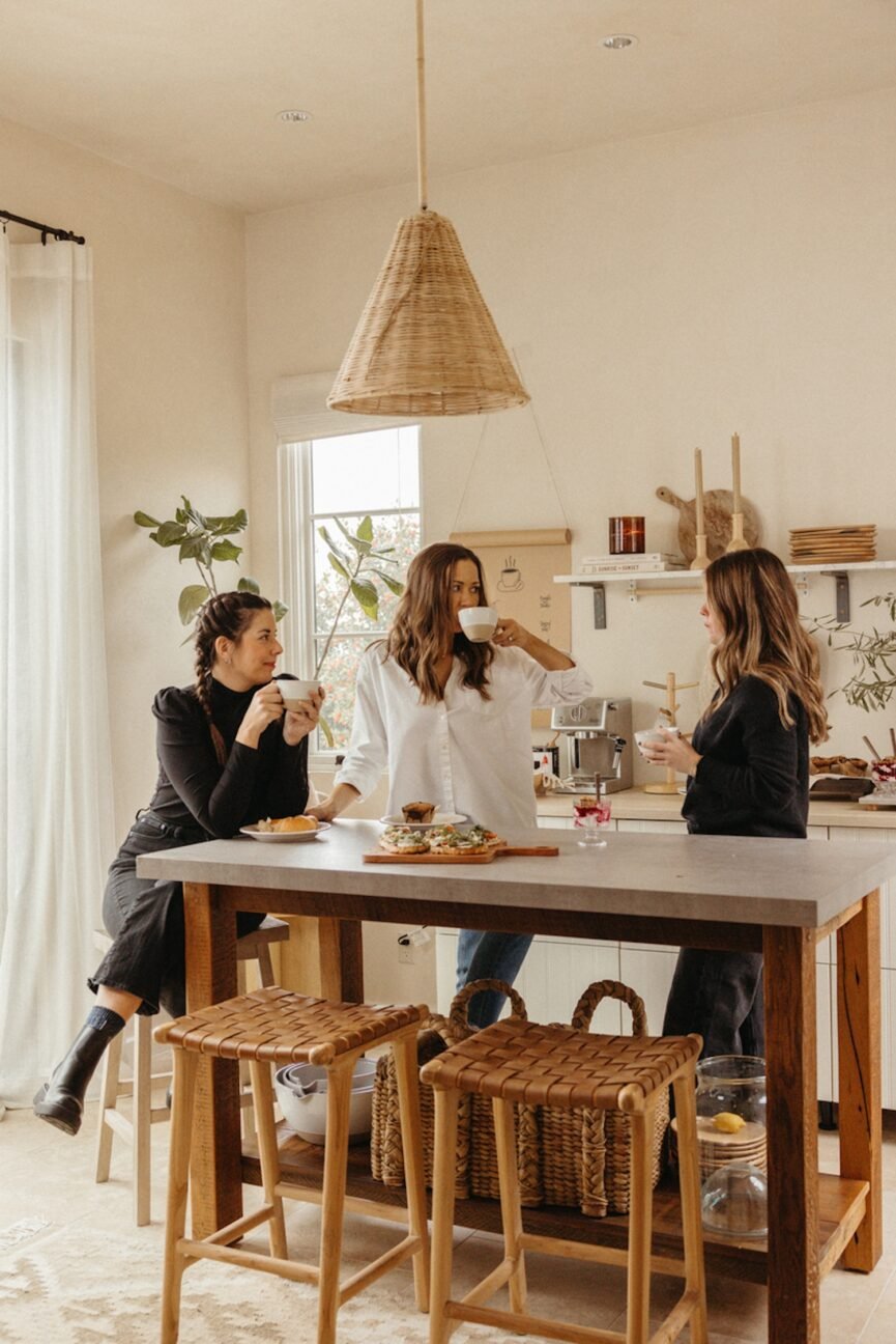 Las mujeres beben café juntos
