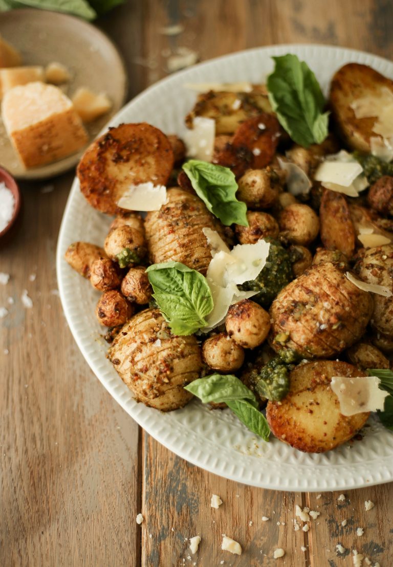 These 5-Ingredient Pesto Parmesan Potatoes Are Addictive In a Good Way