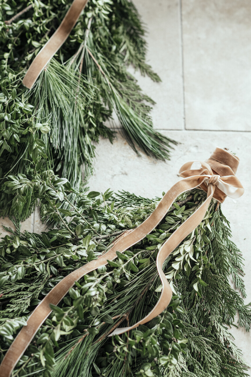 DIY scandinavian inspired holiday evergreen swag, modern cozy christmas decoration ideas,