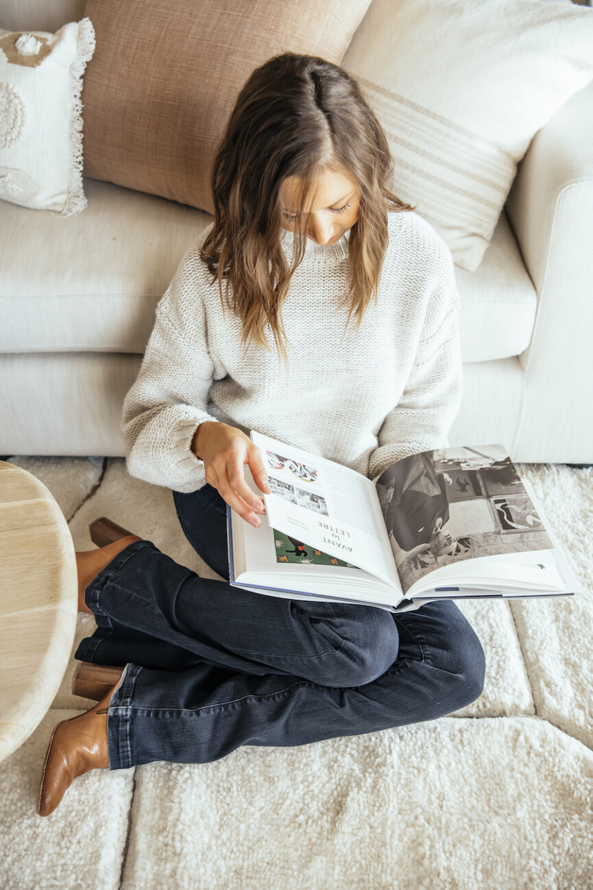 camille styles cozy living room design ideas, books, reading