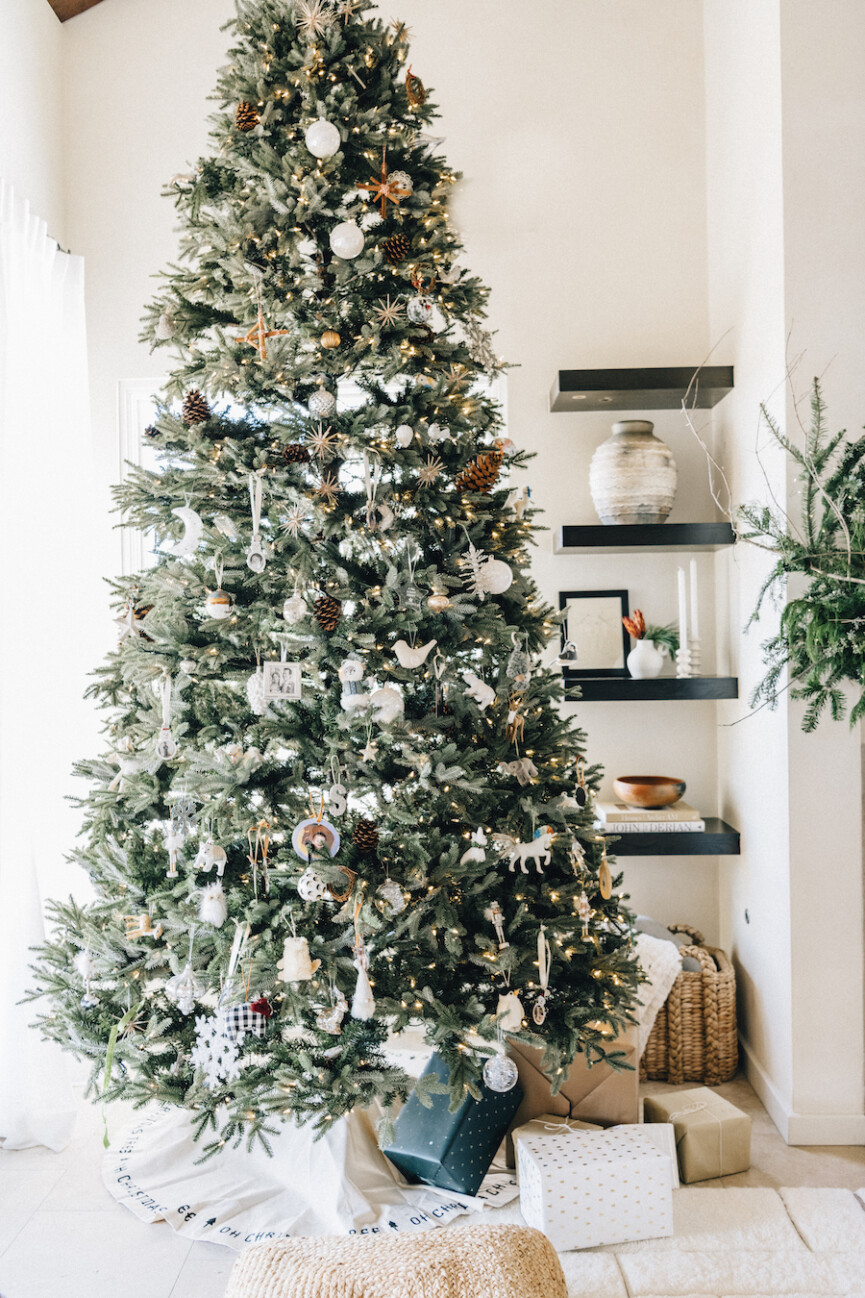 neutral christmas tree decorations, modern cozy christmas decor ideas, camille styles living room