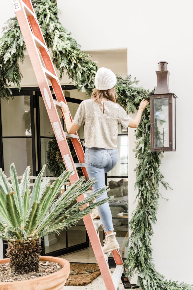 Do-it-yourself evergreen holiday wreath, the best holiday decorations on the porch, how to make christmas wreaths and garlands