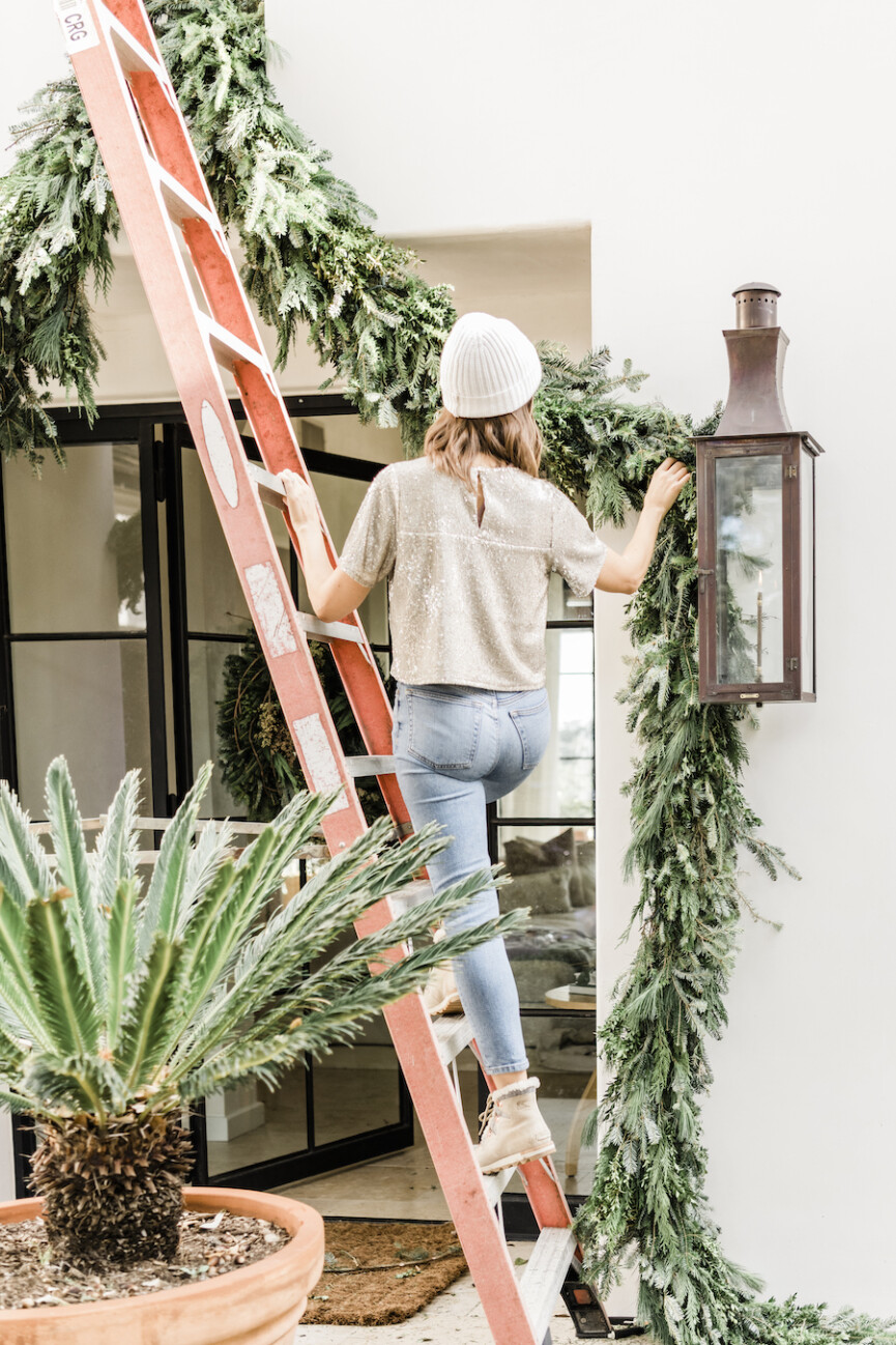 DIY evergreen holiday wreath, best holiday decor front porch, how to make a christmas wreath and garland