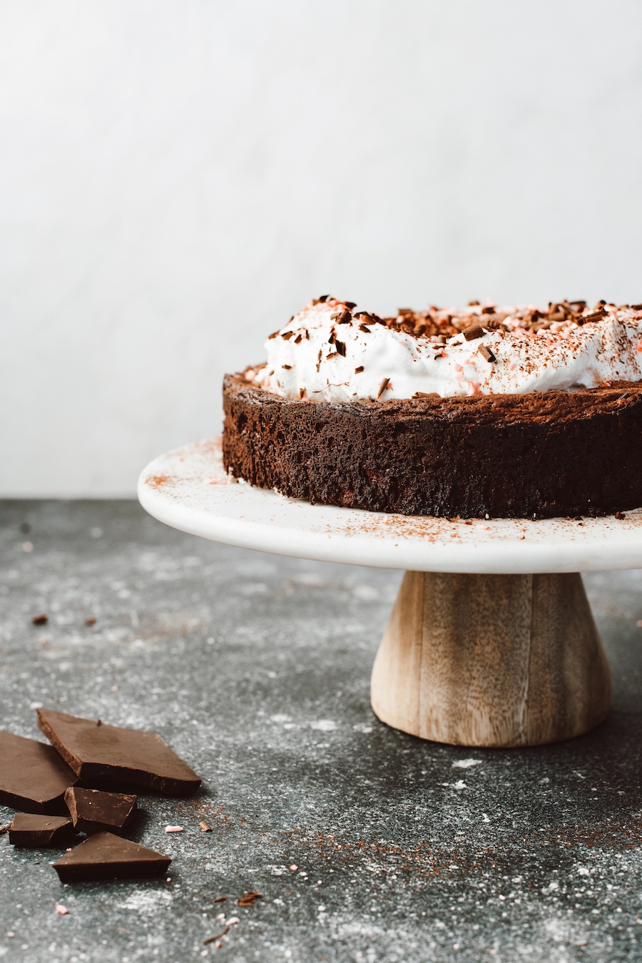 Flourless chocolate cake with mint