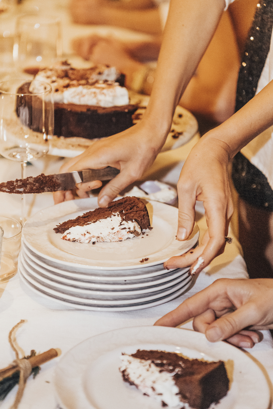 Flourless chocolate cake with mint