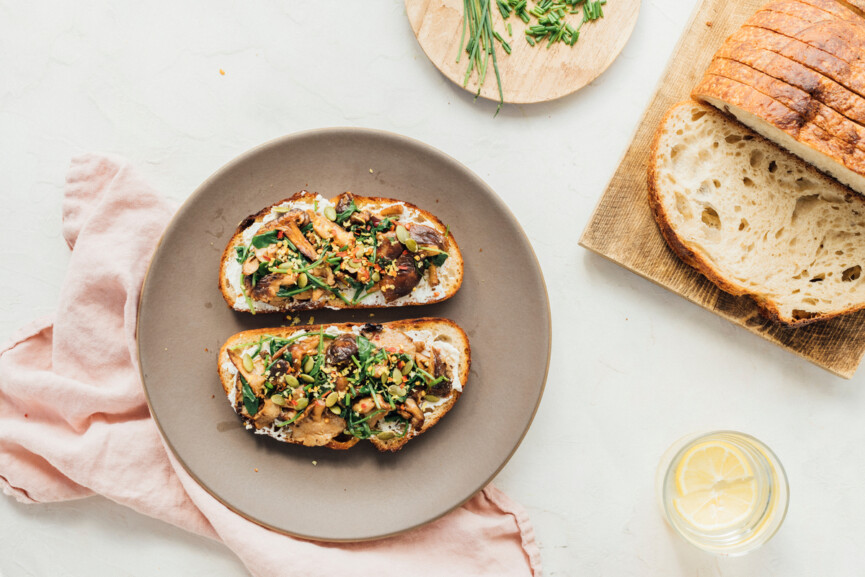 mushroom-toast-with-arugula