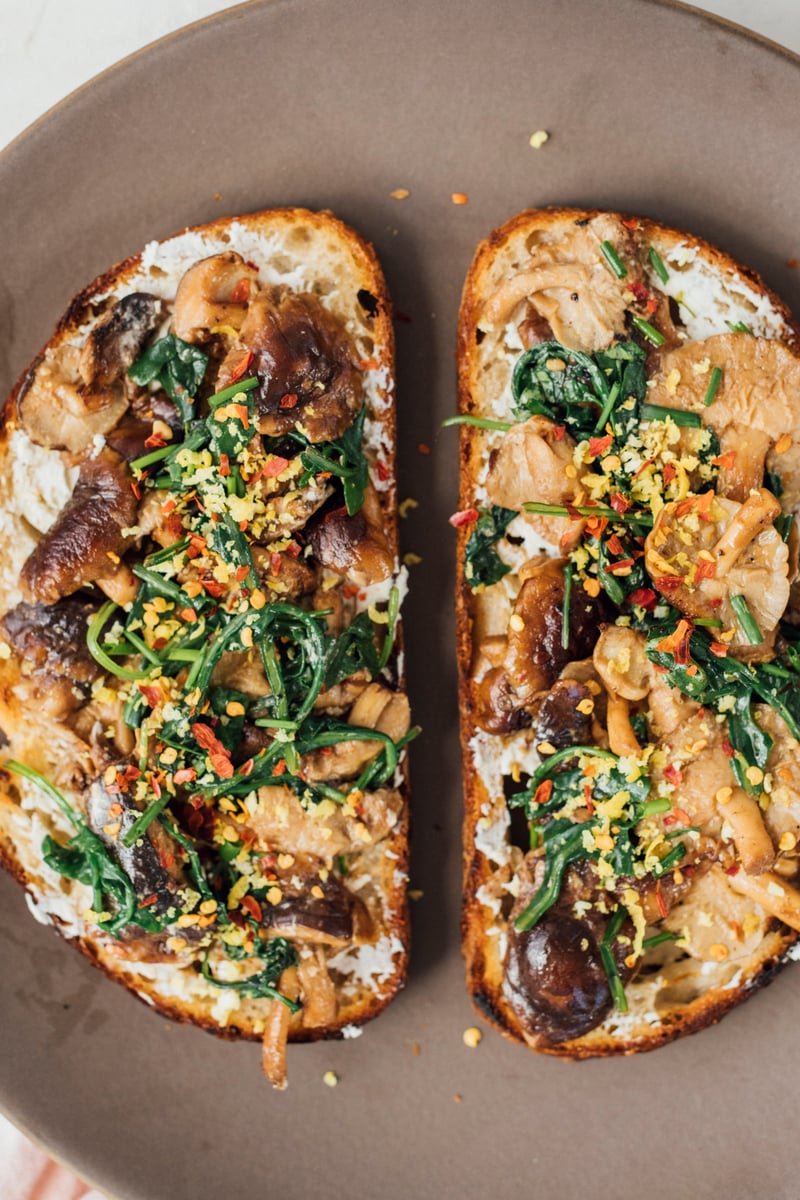 mushroom-toast-with-arugula-and-lemon