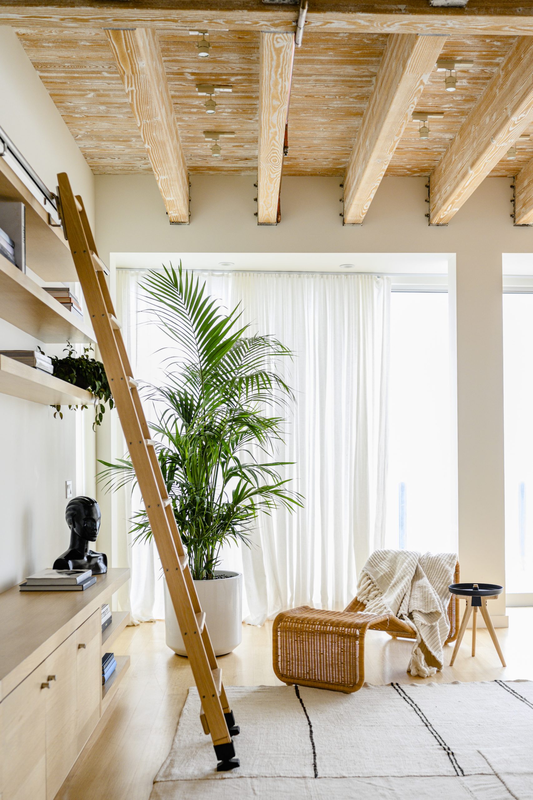 11 Inspiring Living Room Bookshelf Ideas for Spaces of All Sizes