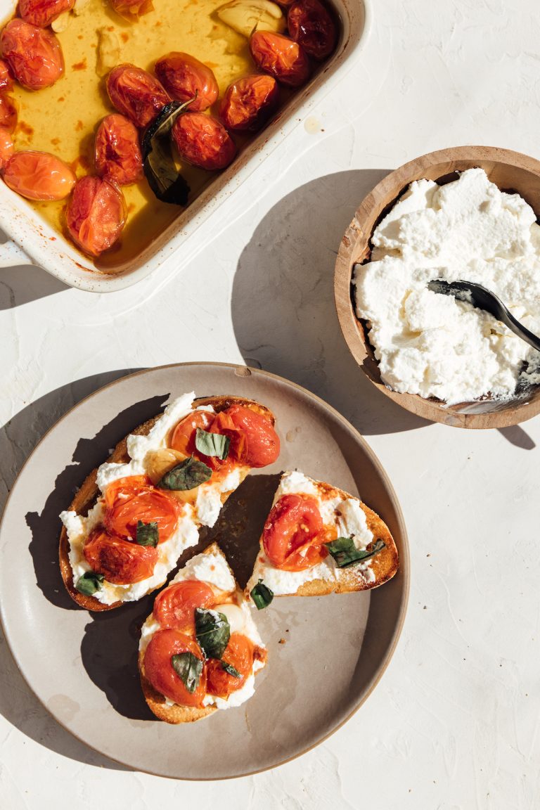 bruschetta con tomates cherry asados ​​lentamente y ricotta