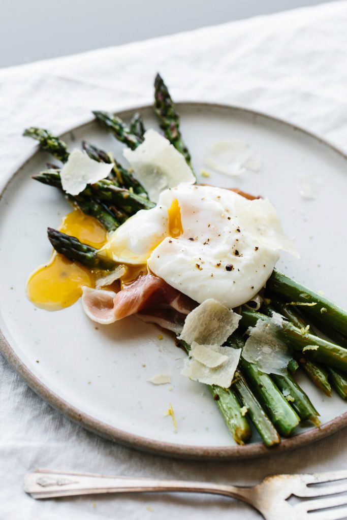 Asparagus With Poached Egg and Prosciutto_best spring veggie ideas