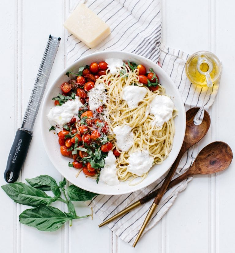 Vasaros spagečiai su pomidorais, burrata ir baziliku_ sveikų vieno puodo makaronų receptai