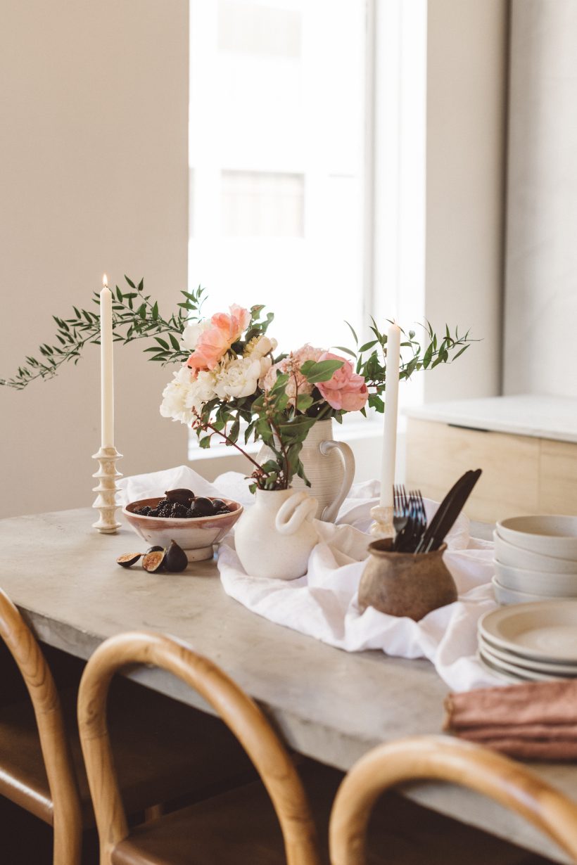 Valentine's table arrangement ideas, Peony in the middle, Romantic decoration