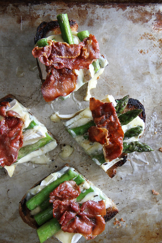 Recipes with asparagus, crispy prosciutto and grilled brie cheese_asparagus