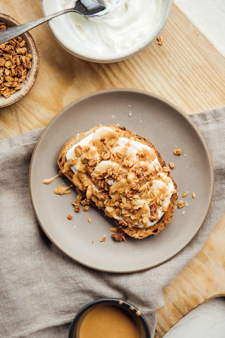 tostadas de yogur con mantequilla de maní y plátano_alimentos para evitar antes de acostarse