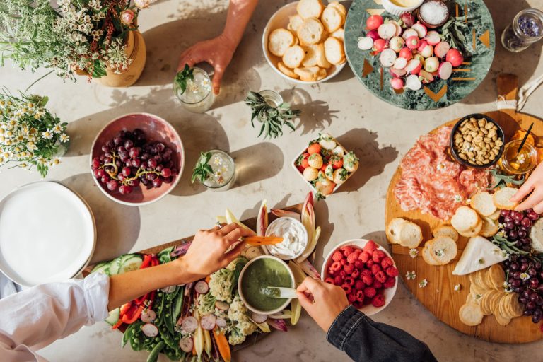 Frühlings-Happy Hour, Ashleigh Amoroso, Gemüserohkost, Frühlingsprodukte, Snacks mit Dip, Käse- und Wurstplatte, Vorspeisen, Overhead