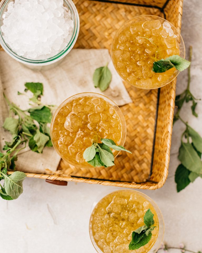 simple easy mint julep bourbon cocktail