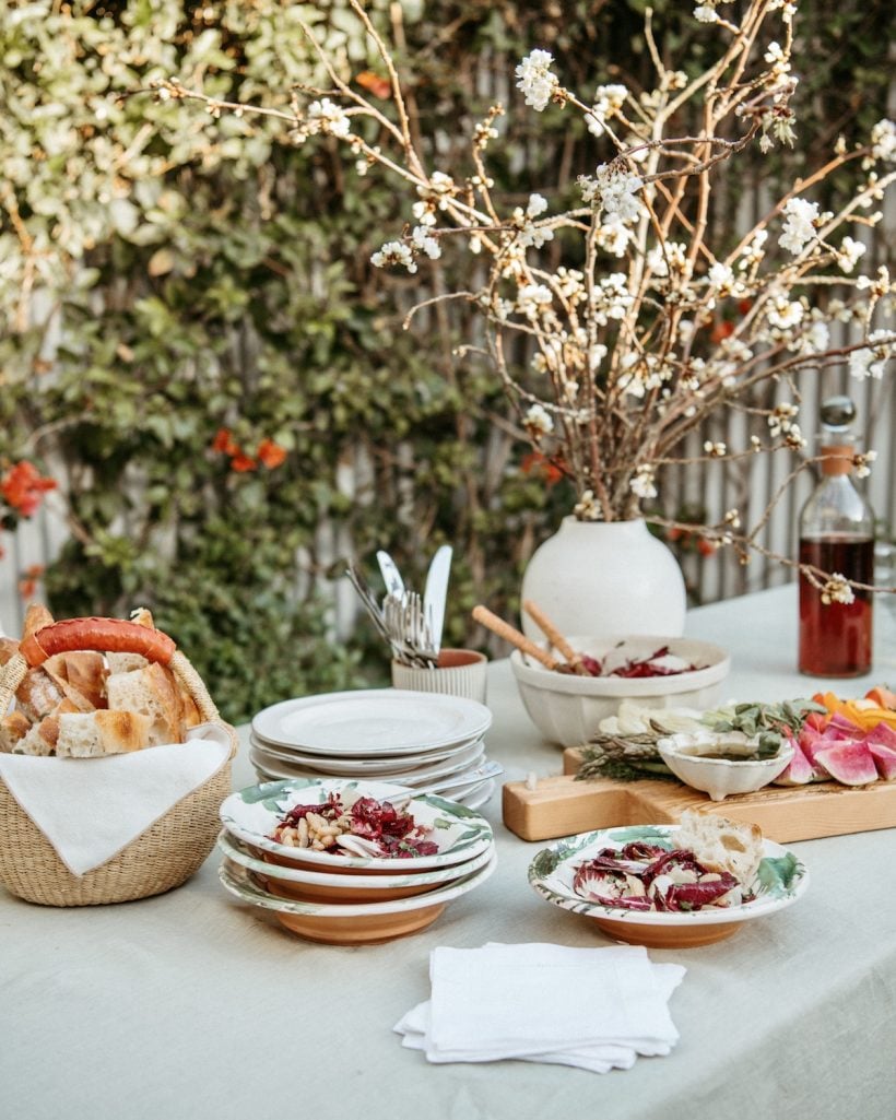 cành mùa xuân, mặt bàn, tiệc tối ở sân sau, rượu khai vị olivia muniak