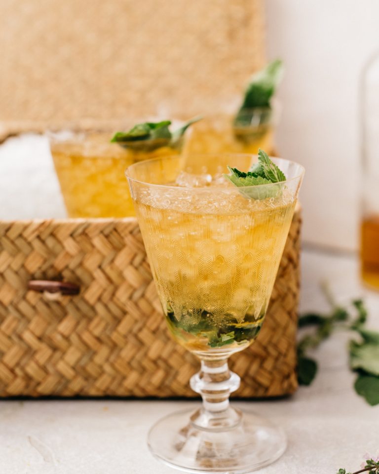 simple easy mint julep bourbon cocktail