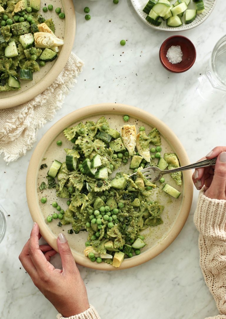 insalata di pasta della dea verde con salsa piccante al limone e verdure primaverili