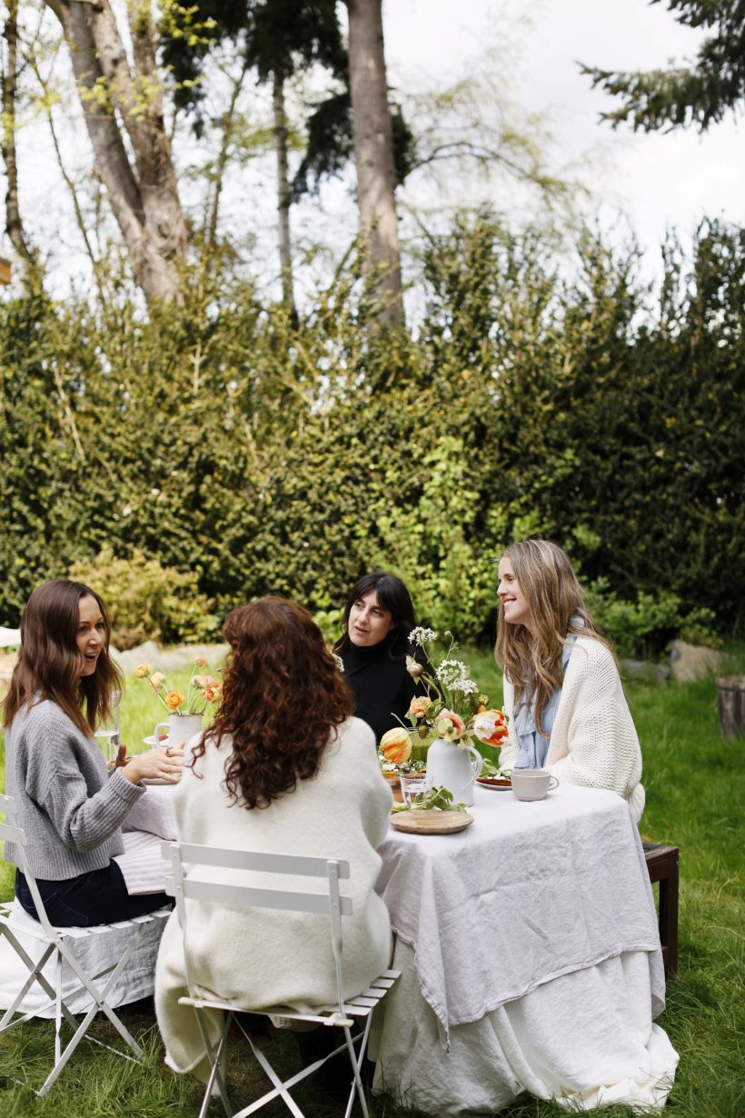 spring lunch, dinner party with flowers, flatbread, friends