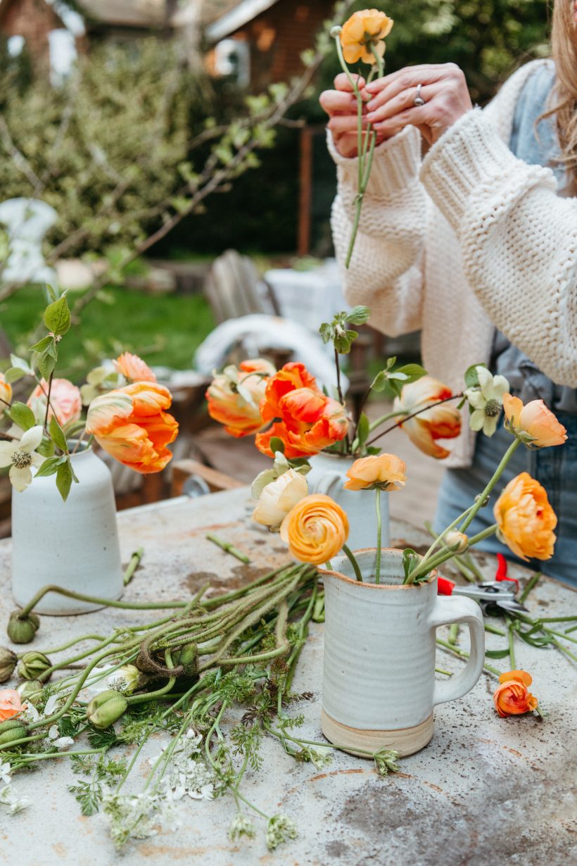 flower arranging spring tablesetting for an outdoor party, flowers