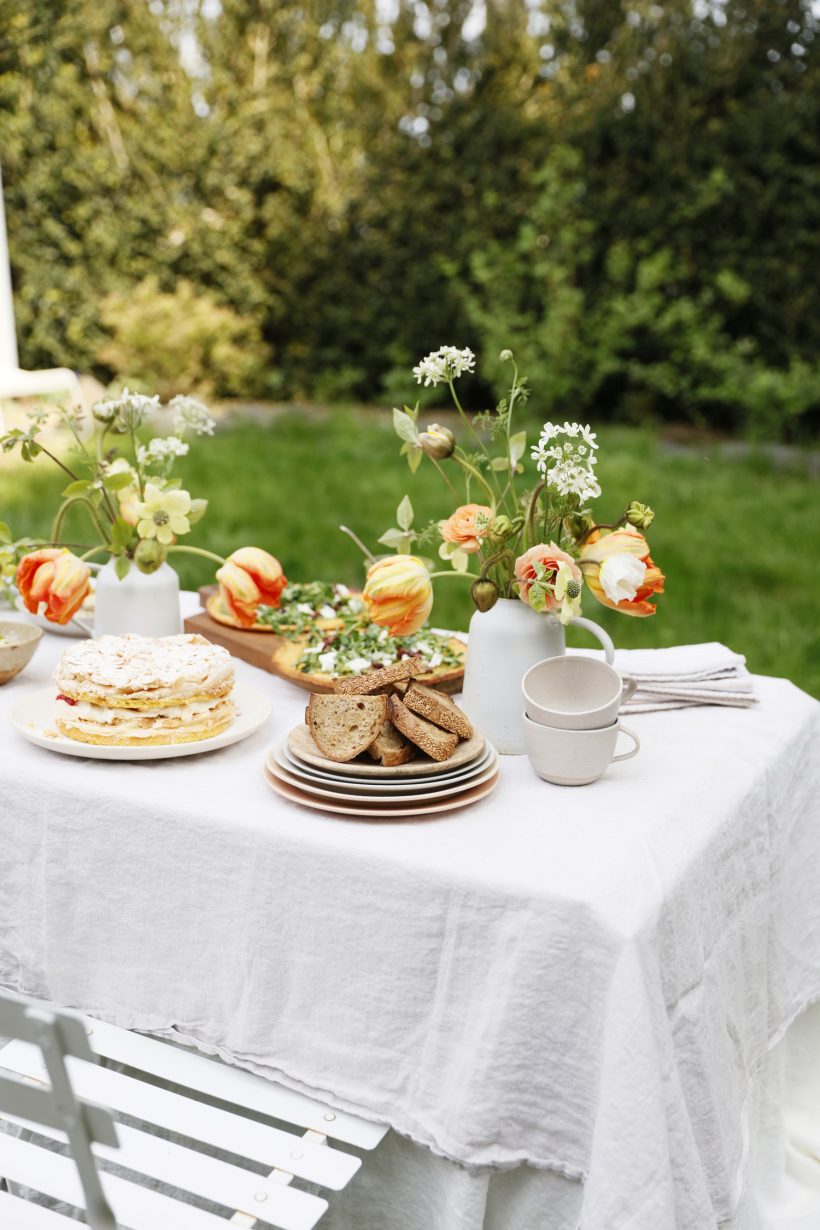 spring tablesetting for an outdoor party, flowers, tulips