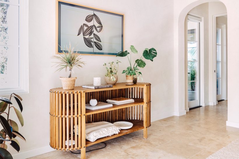 Streamlined cabinets in the bedroom