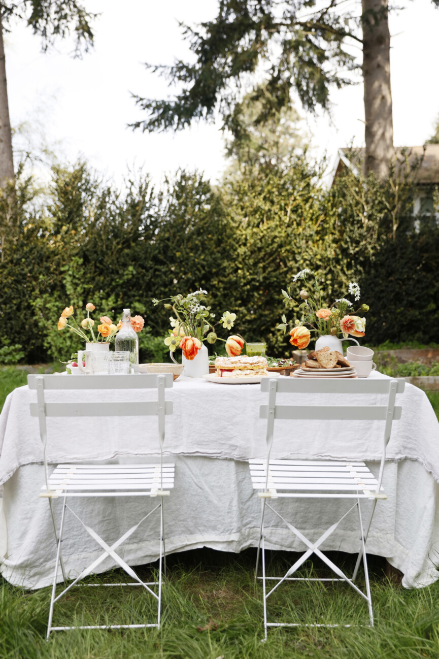 spring tablesetting for an outdoor party, flowers