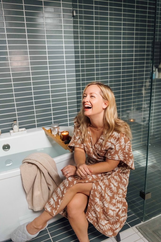 how to hydrate dry skin_Jen Pinkston laughing bathtub