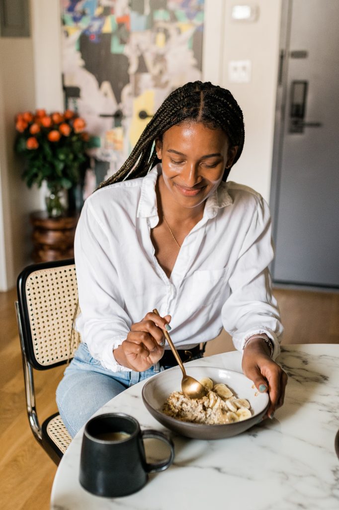Shanika Hillocks eats a bowl of oatmeal and coffee for breakfast_how to wake up easier