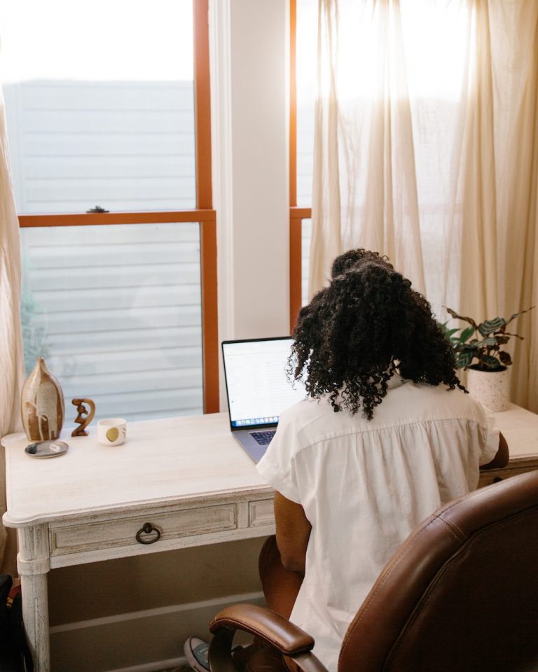 woman working at computer_email worried