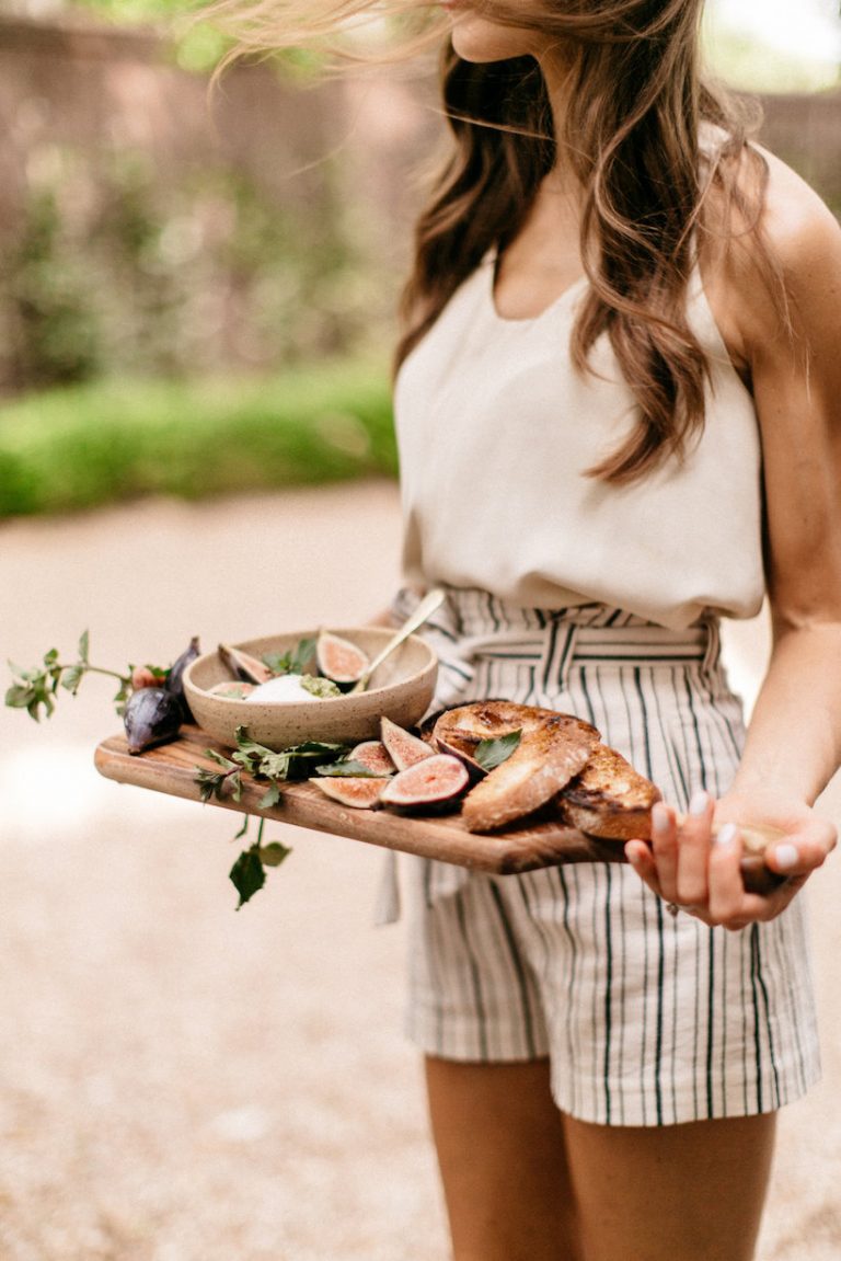 Burrata With Pesto & Figs_pool party snacks