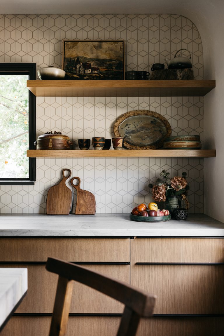 Open shelf with wooden cutting board_greg and christy billock Home design by kirsten blazek