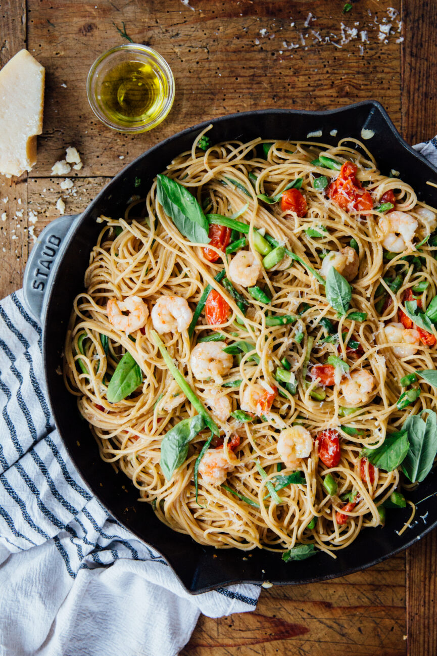 garlic shrimp spaghetti in staub pot