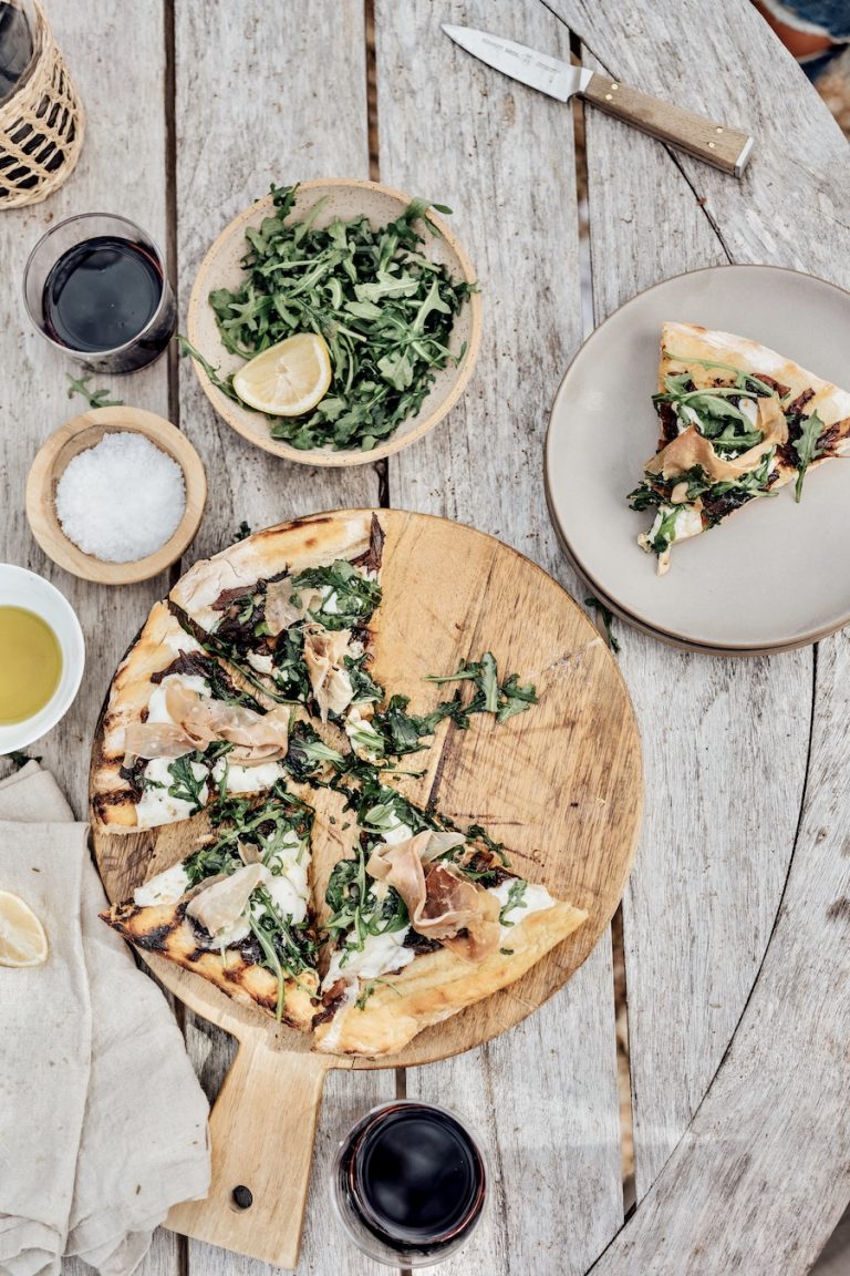 Hành tây nướng caramel và bánh Pizza Prosciutto với công thức bánh pizza Arugula_best