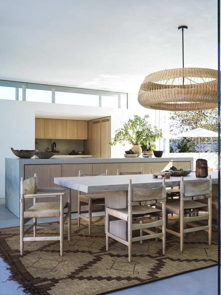 casa de playa montauk, comedor, diseño de vanessa alexander, foto de Chris Mottalini (usada con permiso), casa de playa montauk, sillones junto a la piscina, muebles de exterior, diseño de vanessa alexander, foto de Chris Mottalini (usada con permiso), inspiración de casa de playa