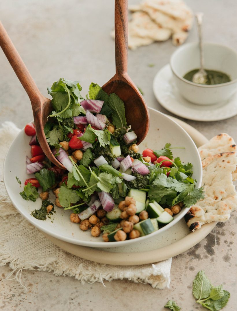 ensalada de garbanzos - ensalada kachumber con pepinos, tomates y cebollas