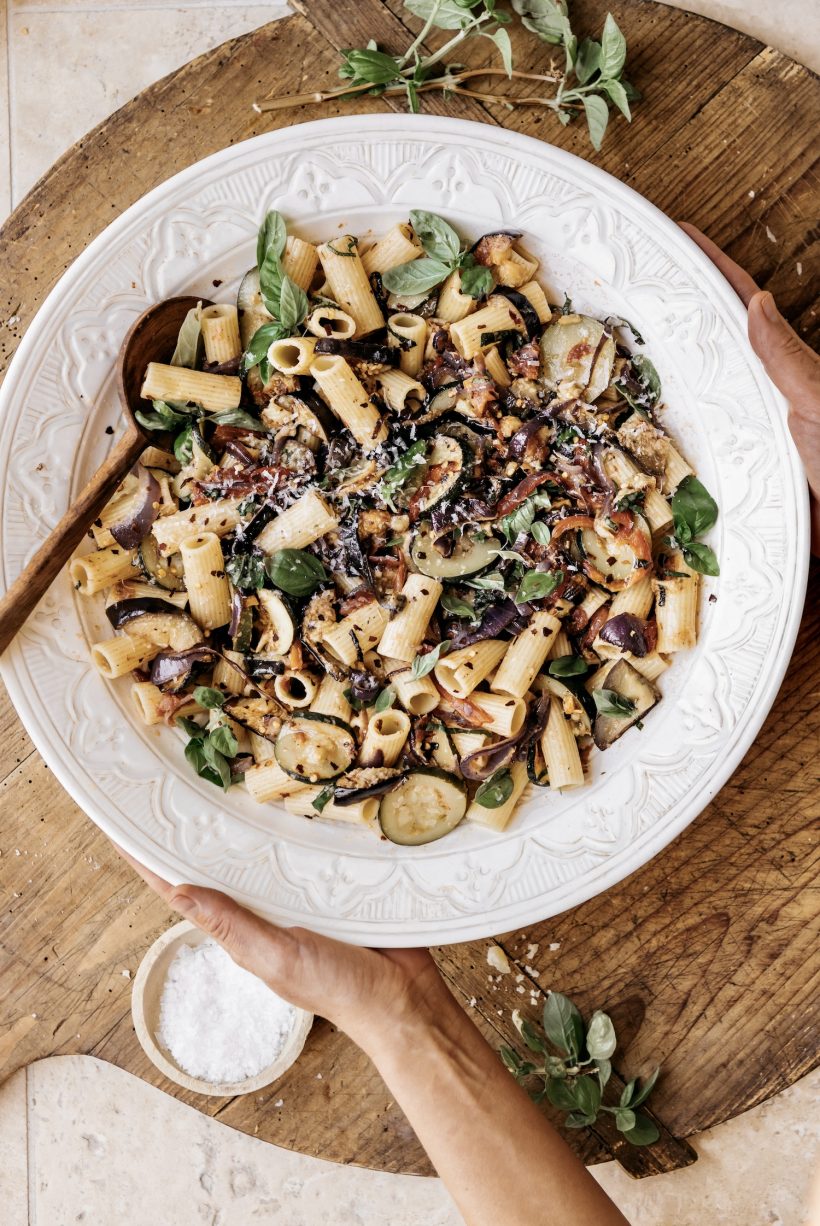 Receta de rigatoni de pasta de verduras asadas con berenjena, calabacín y pimientos